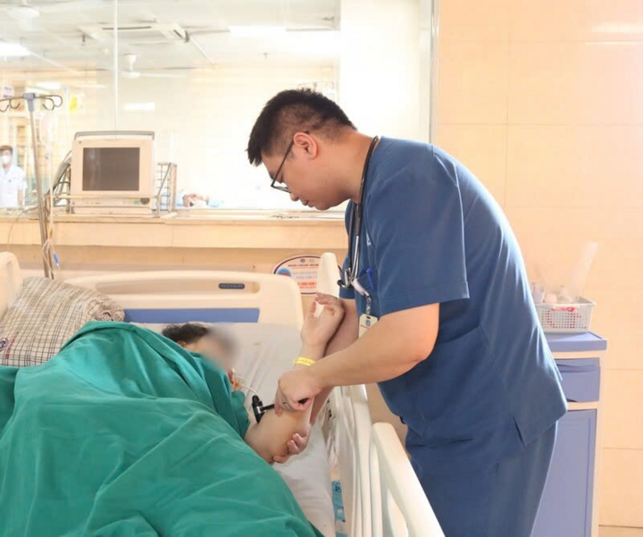 ThS Đột quỵ Nguyễn Minh Đức thăm khám cho người bệnh.