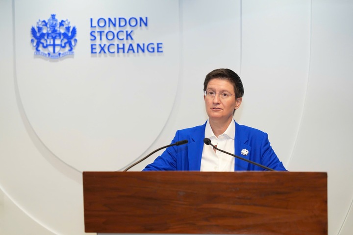 Đại diện Sàn Giao dịch Chứng khoán Luân Đôn (LSE), Tổng giám đốc LSE - Dame Julia Hoggett chào đón Tiến sĩ Nguyễn Thị Phương Thảo thăm trung tâm tài chính lâu đời và uy tín hàng đầu thế giới.