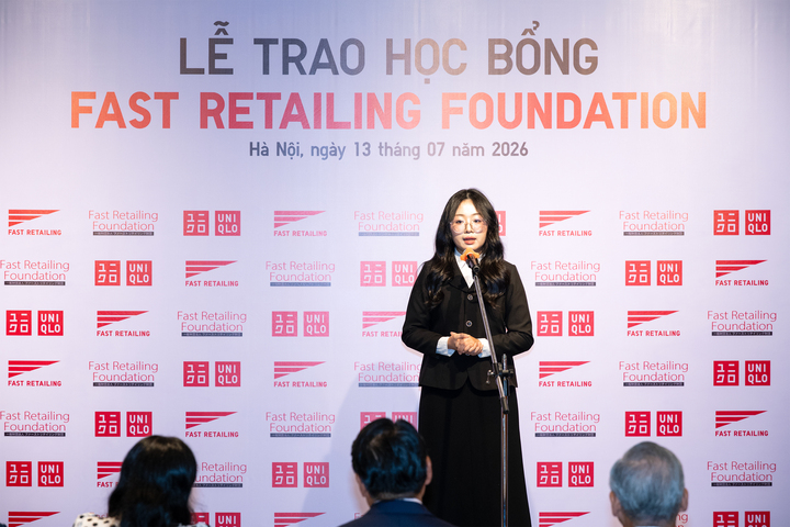 Em Phạm Kim Chi - cựu học sinh chuyên Anh - trường Trung học Phổ thông Chuyên Nguyễn Trãi (Hải Phòng) phát biểu tại Lễ trao học bổng năm nay.