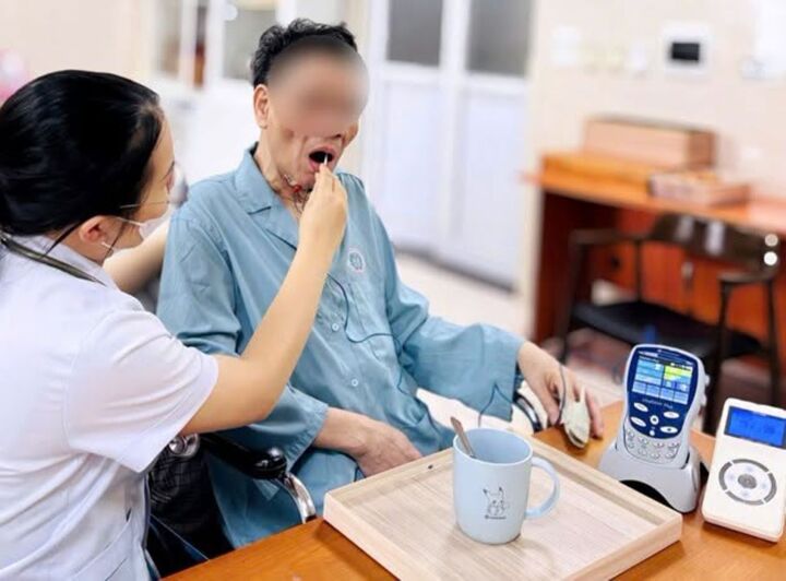 Nam bệnh nhân được phát hiện nguyên nhân viêm phổi do rối loạn nuốt sau đột quỵ (Ảnh: Bệnh viện Đa khoa tỉnh Phú Thọ)