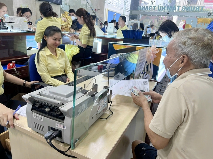 Người dân đến giao dịch vàng, kim cương tại SJC. (Ảnh: H.L)