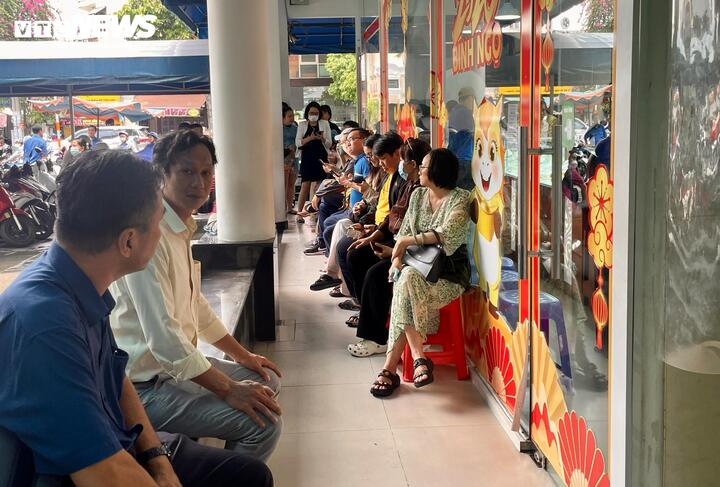 Nhiều người xếp hàng chờ mua bán tại cửa hàng SJC chiều 23/7.