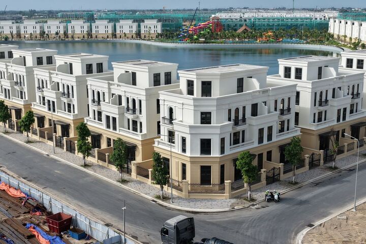 Với tiến độ thi công thần tốc, Vinhomes Green City dự kiến sẽ bàn giao những ngôi nhà đầu tiên vào quý IV/2026. (Ảnh tiến độ thực tế tháng 7/2026)