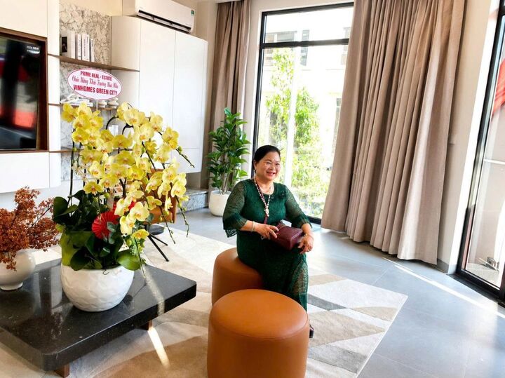 Bà Dung rất hài lòng khi tham quan nhà mẫu và chờ đợi đến ngày được an cư ở tổ ấm mới tại Vinhomes Green City.