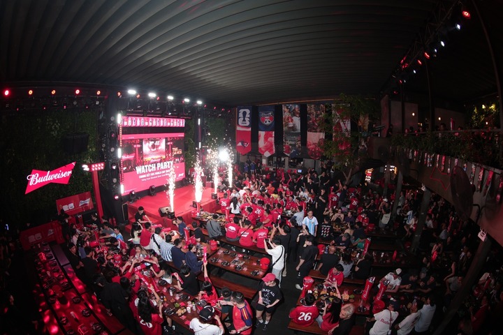 Các quán bar đã trở thành những sân vận động thu nhỏ trong suốt mùa giải FIFA World Cup 2026™.