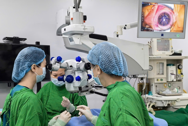 Chạy đua thời gian để ghép giác mạc cho hai người bệnh khó khăn (Ảnh: BVCC)
