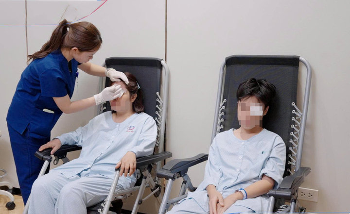 Cậu bé T và chị H được kiểm tra sau khi ghép giác mạc.