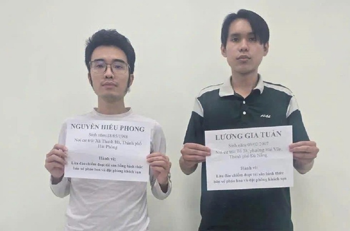 Phong và Tuấn đăng tải thông tin bán vé lễ hội pháo hoa, đặt phòng khách sạn trên các hội nhóm du lịch để lừa đảo chiếm đoạt tài sản. (Ảnh: CA)