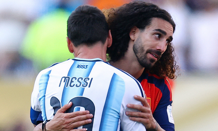 Messi trở lại với hình ảnh thân thiện sau trận đấu. (Ảnh: Reuters)