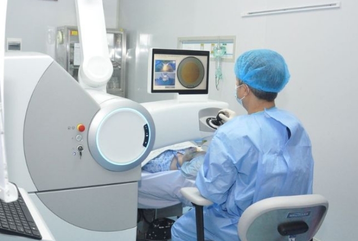 Một ca mổ điều trị tật khúc xạ tại bệnh viện.