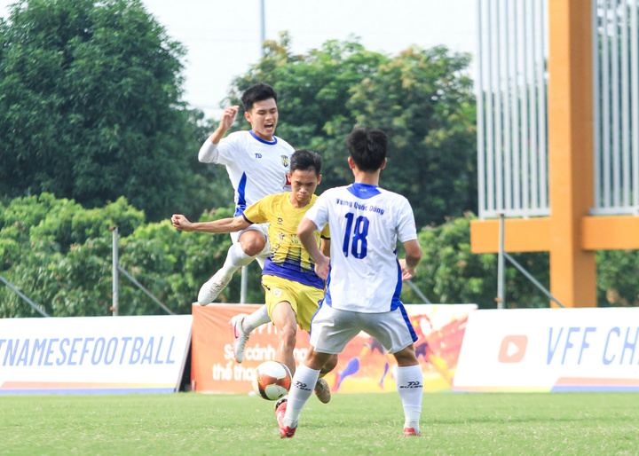 SLNA (áo trắng) vào chung kết giải U21 Quốc gia 2026.