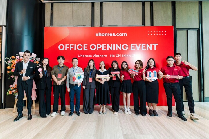 Đội ngũ Uhomes Việt Nam tại lễ ra mắt văn phòng mới ở TP.HCM.