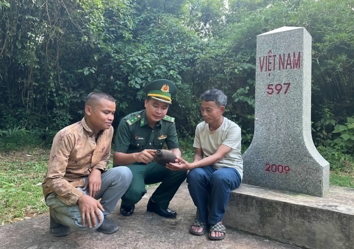 Trung tá Nguyễn Văn Bằng, Chính trị viên phó Đồn Biên phòng Hướng Phùng (Ban Chỉ huy Bộ đội Biên phòng Quảng Trị) tiếp nhận thông tin từ gia đình ông Hồ Văn Vang.