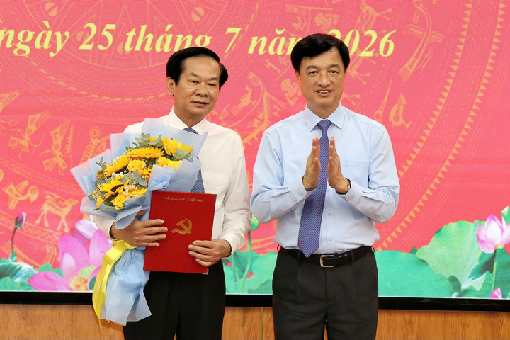 Trưởng Ban Tổ chức Trung ương Nguyễn Duy Ngọc trao trao quyết định của Bộ Chính trị điều động, phân công, chỉ định ông Đỗ Thanh Bình làm Bí thư Thành ủy TP Cần Thơ. (Ảnh: Trung Phạm)