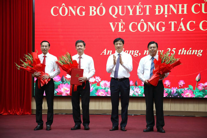 Trưởng Ban Tổ chức Trung ương Nguyễn Duy Ngọc trao quyết định cho ông Lê Quang Tùng và tặng hoa chúc mừng ông Nguyễn Tiến Hải và ông Nguyễn Thanh Nhàn nhận nhiệm vụ mới. (Ảnh: Nhật Huy)