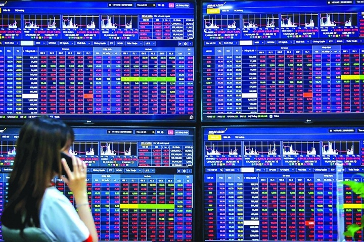 Với chứng khoán, các chuyên gia nhận định, dòng tiền đang yếu, còn khối ngoại bán ròng liên tục từ đầu năm. Khi tiền không đổ vào, thị trường trở nên yếu và ảm đảm, buộc phải điều chỉnh giảm nên nhà đầu tư cân nhắc khi xuống tiền. (Ảnh minh họa).