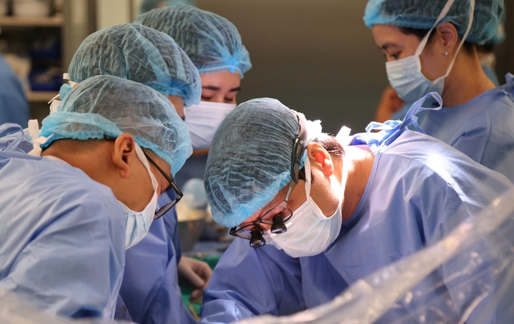 Kíp ghép gan tiến hành rửa tạng và ghép cho nam bệnh nhân trẻ tuổi.