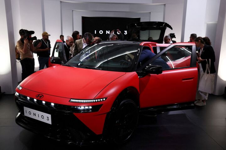 Xe điện Hyundai Ioniq 3 tại Tuần lễ Thiết kế Milan (Italy). (Ảnh: Reuters)