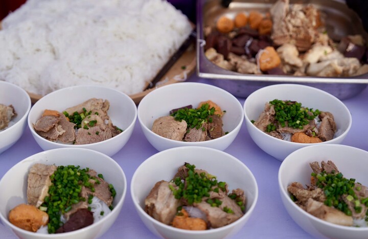 Những tô bún bò Huế hấp dẫn do các nghệ nhân ẩm thực hàng đầu chế biến