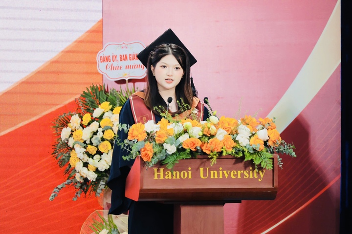 Nữ thủ khoa đại diện sinh viên phát biểu tại lễ tốt nghiệp.