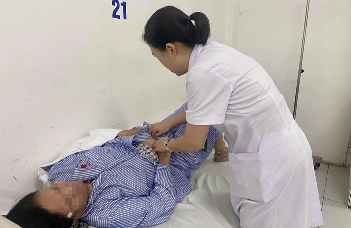 Bác sĩ khoa Nội Thận Khớp khám cho người bệnh (Ảnh: BVCC)