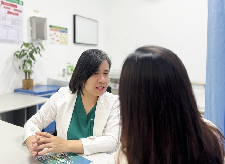 PGS.TS Phạm Thị Việt Dung thăm khám và lên phác đồ phẫu thuật cho người bệnh.