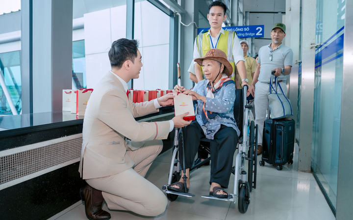 Hành khách được tặng quà trong ngày khai trương 2 đường bay mới.