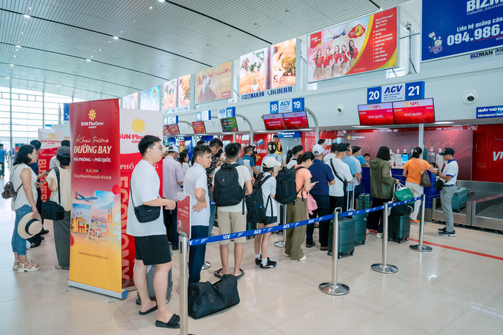 Hành khách làm thủ tục lên máy bay tại Sân bay quốc tế Cát Bi Hải Phòng.