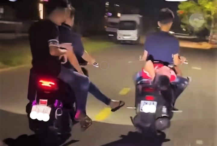 Hình ảnh nhóm 5 thanh thiếu niên cầm lái xe máy "diễn xiếc" trên đường (Ảnh: Cắt từ clip)