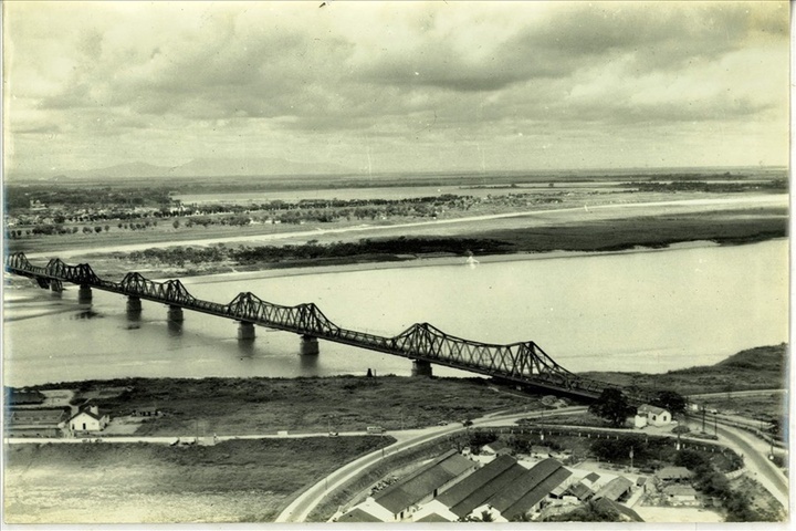 Cầu Long Biên khoảng những năm 1950. (Ảnh: Trung tâm Lưu trữ Quốc gia I)