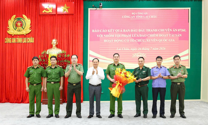 Ông Lê Minh Ngân, Bí thư Tỉnh ủy, Chủ tịch HĐND tỉnh Lai Châu tặng hoa chúc mừng Ban Chuyên án và các lực lượng tham gia đấu tranh Chuyên án 0726L. (Ảnh: Công an tỉnh Lai Châu)