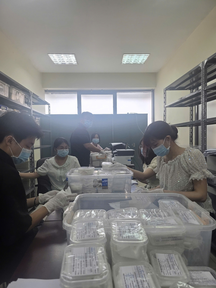 Các cán bộ Trung tâm Giám định ADN thực hiện công tác tiếp nhận, lưu giữ và bảo quản mẫu hài cốt liệt sĩ. (Ảnh: NVCC)
