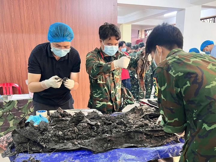 Ths. Bác sĩ Vương Gia Bảo (mũ xanh) thực hiện lấy mẫu để gửi đi xét nghiệm AND, xác định danh tính liệt sĩ tại khu vực Công viên Lê Thị Riêng. (Ảnh: NVCC)