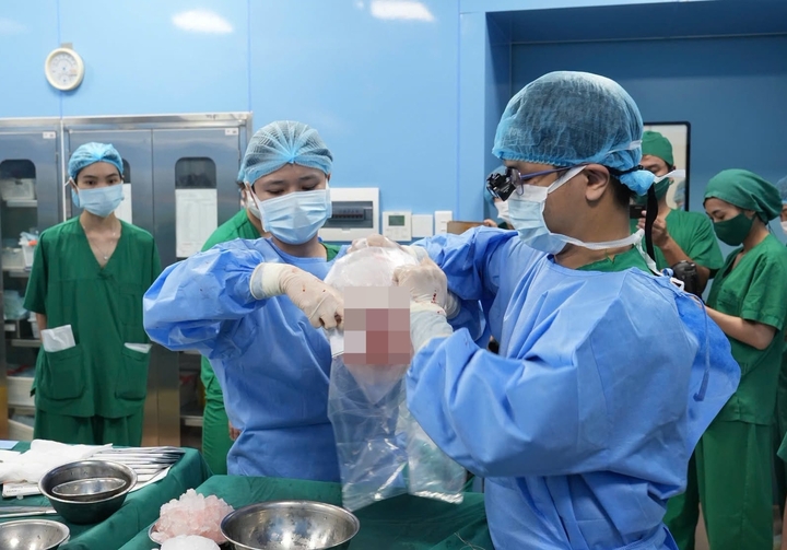 Nhân viên y tế lấy tạng người hiến tặng điều phối đến cơ sở y tế ghép. (Ảnh: BVCC)
