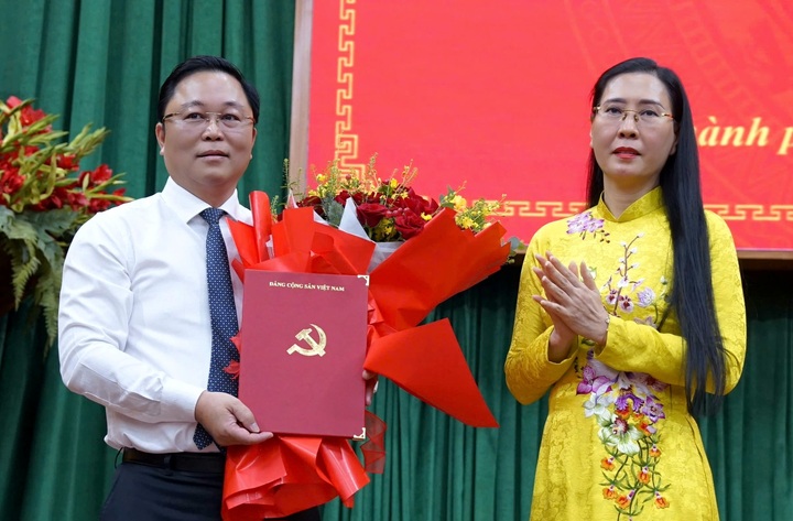 Bà Bùi Thị Quỳnh Vân, Ủy viên Trung ương Đảng, Phó Trưởng ban Tổ chức Trung ương trao quyết định của Ban Bí thư cho ông Lê Trí Thanh.