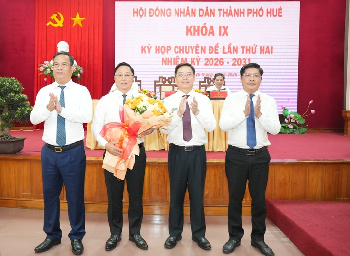 Ông Nguyễn Đình Trung - Ủy viên Trung ương Đảng, Bí thư Thành ủy Huế; ông Phạm Đức Tiến - Phó Bí thư Thường trực Thành ủy, Chủ tịch HĐND TP Huế và ông Nguyễn Chí Tài - Phó Bí thư Thành ủy, Chủ tịch Ủy ban MTTQ Việt Nam TP Huế tặng hoa chúc mừng ông Lê Trí Thanh