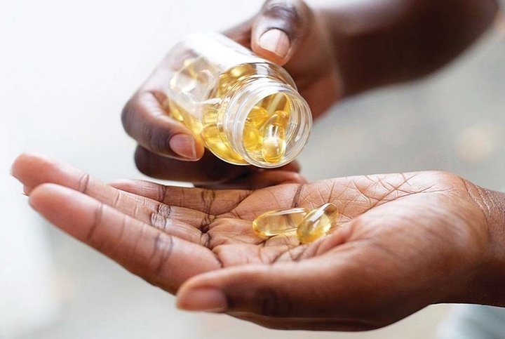 Làn sóng lạm dụng vitamin và thực phẩm chức năng khiến nhiều người âm thầm tổn thương gan. (Ảnh minh hoạ)