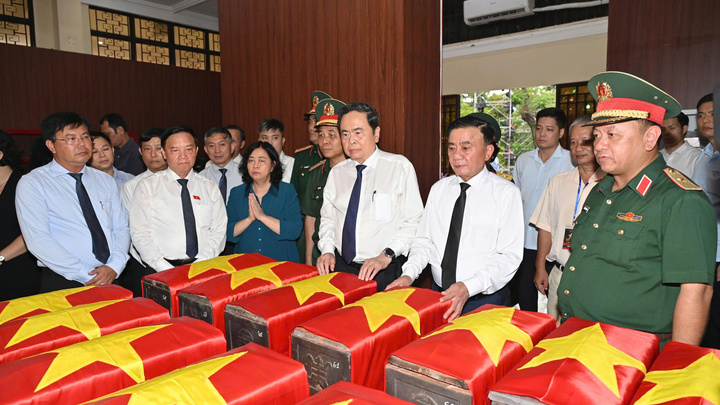 liet si 2 19543610 - Chủ tịch Quốc hội d&acirc;ng hương, tri &acirc;n c&aacute;c Anh h&ugrave;ng liệt sĩ tại c&ocirc;ng vi&ecirc;n L&ecirc; Thị Ri&ecirc;ng