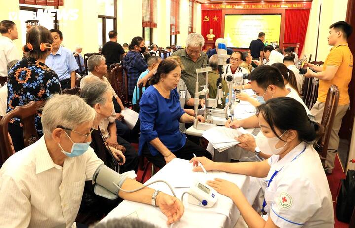 Bệnh viện mắt Sông Cầu Bắc Ninh khám chữa bệnh cho hơn 100 người có công trên địa phường Kinh Bắc, tỉnh Bắc Ninh.
