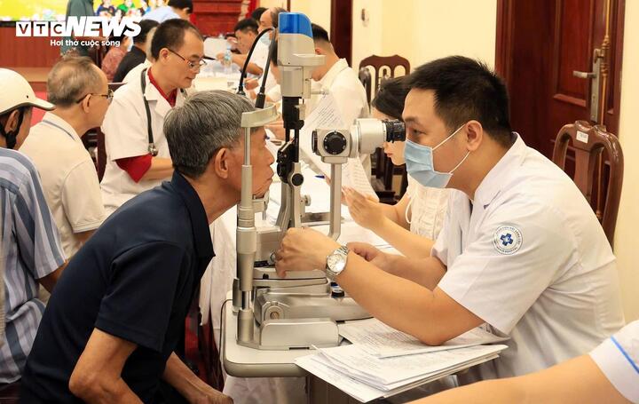 Các bác sĩ trẻ của Bệnh viện mắt Sông Cầu, Bắc Ninh tham khám, chữa bệnh cho người có công.