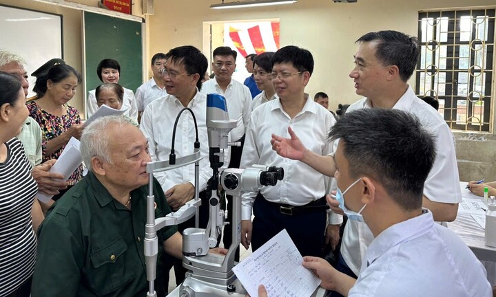 Thứ trưởng Bộ Y tế Trần Văn Thuấn, thăm hỏi động viên bác sĩ Bệnh viện Mắt Sông Cầu và Nhân dân đang được thăm khám trong chương trình tại phường Phù Khê, tỉnh Bắc Ninh.