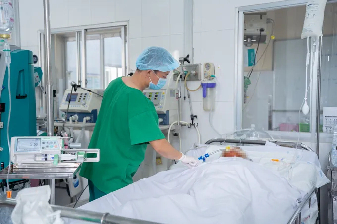 Bệnh viện Chợ Rẫy tiếp nhận điều trị 5 nạn nhân vụ cháy quán ăn.