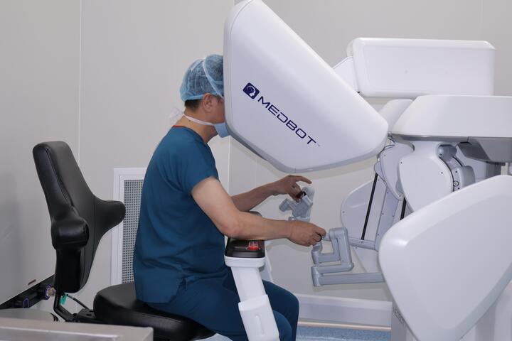 Robot Toumai hỗ trợ bác sĩ quan sát rõ hơn và thao tác chính xác hơn trong suốt ca phẫu thuật, đặc biệt ở những vị trí khó tiếp cận.