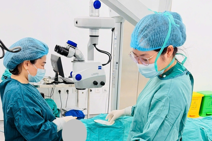 Bác sĩ phẫu thuật cắt bè củng giác mạc cho người bệnh.