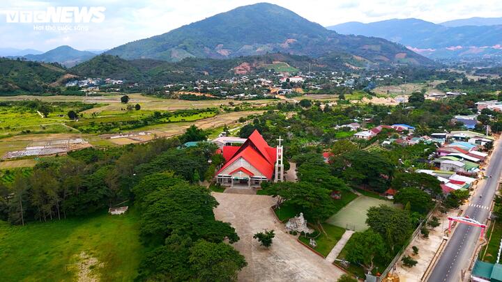Đây là nhà thờ đá hiếm hoi ở Tây Nguyên, về kiểu dáng có sự kết hợp giữa nhà rông, nhà dài của người M‘Nông và K’Ho, tạo nên nét đẹp tự nhiên, gần gũi. Trần nhà, cửa sổ và các bức tường được thiết kế và trang trí hoa văn, họa tiết... mang đậm bản sắc Tây Nguyên.