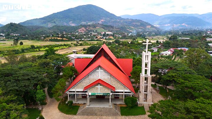 Theo các già làng M‘Nông, nhà thờ đá Đạ Tông được khởi công xây dựng vào năm 2007 và khánh thành năm 2009, trở thành nơi hành lễ của hàng vạn giáo dân ở xã Đạ Tông cùng các xã lân cận như Đạ M’Rông, Đạ Long thuộc huyện Đam Rông (cũ) nay là xã Đam Rông 4, tỉnh Lâm Đồng.