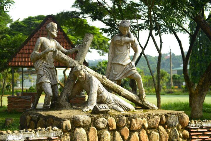 Không gian xung quanh nhà thờ thoáng mát, phủ bóng cây xanh.