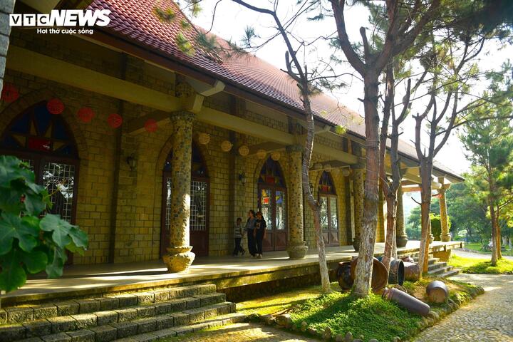 Được xây dựng với kinh phí khoảng 3 tỷ đồng, nhưng giá trị thực của nhà thờ Đạ Tông còn cao gấp nhiều lần, nhờ vào sự chung tay, góp sức của cộng đồng giáo dân.