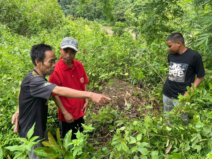&Ocirc;ng Hồ Văn Mới chỉ vị tr&iacute; nghi c&oacute; mộ nữ liệt sĩ bộ đội đội Việt Nam tr&ecirc;n đất nước bạn L&agrave;o