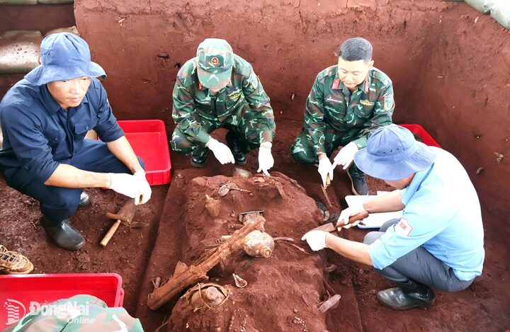 Đại tá Nguyễn Thanh Phong trực tiếp cùng lực lượng K72, Bộ Chỉ huy Quân sự thành phố cất bốc hài cốt liệt sĩ hầm số 4 vào sáng 27/7. (Ảnh: Nguyệt Hà)